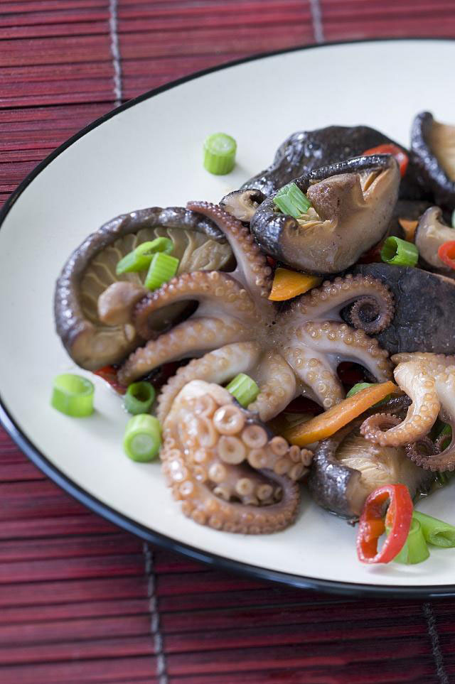 八爪魚(yú)哪個(gè)部位不能吃？網(wǎng)紅吃八爪魚(yú)為什么要爆頭？