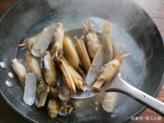 這個(gè)海鮮被稱作“小人仙”，肉質(zhì)肥美，用這個(gè)方法做，一盤(pán)不夠吃