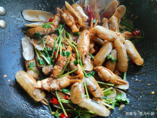 這個(gè)海鮮被稱作“小人仙”，肉質(zhì)肥美，用這個(gè)方法做，一盤(pán)不夠吃